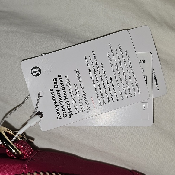 Lululemon Everywhere Crossbody Bag! Metal Hardware! BRML/GOLD!! - Picture 4 of 12